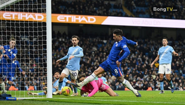 Enzo Fernandez gỡ hòa cho Chelsea ở những phút bù giờ.