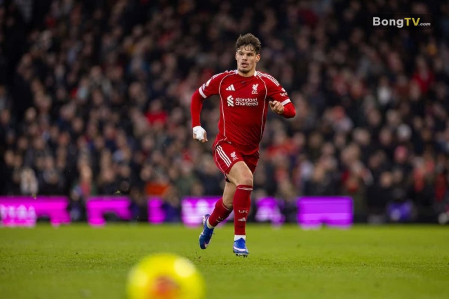 Milos Kerkez - 6.1 điểm. Được tin tưởng đá chính thay cho Robertson, Kerkez đã chơi một trận đấu ở mức tròn vai. Anh nỗ lực dâng cao hỗ trợ tấn công và có một đường căng ngang sắc lẹm cho Gakpo đưa bóng vào lưới nhưng bị từ chối vì lỗi việt vị.