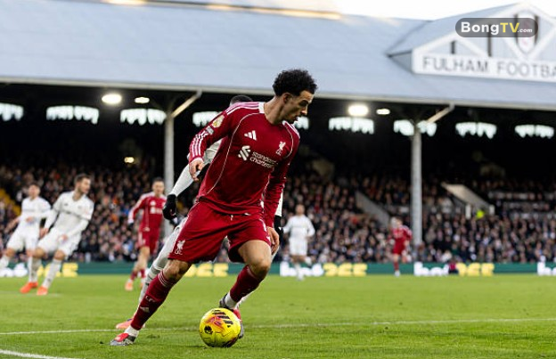 Curtis Jones - 6.8 điểm. Jones tích cực lùi sâu hỗ trợ phòng ngự và kéo bóng. Sự bền bỉ của Jones giúp cân bằng lối chơi của Liverpool.