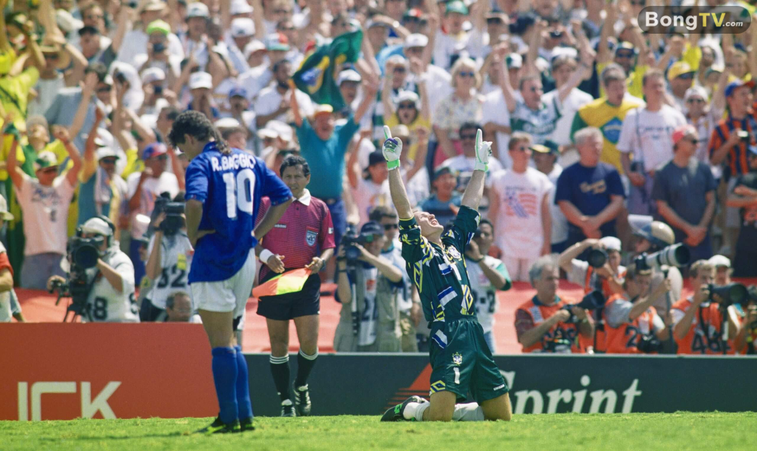 Claudio Taffarel ăn mừng sau khi Roberto Baggio đá hỏng quả phạt đền định mệnh