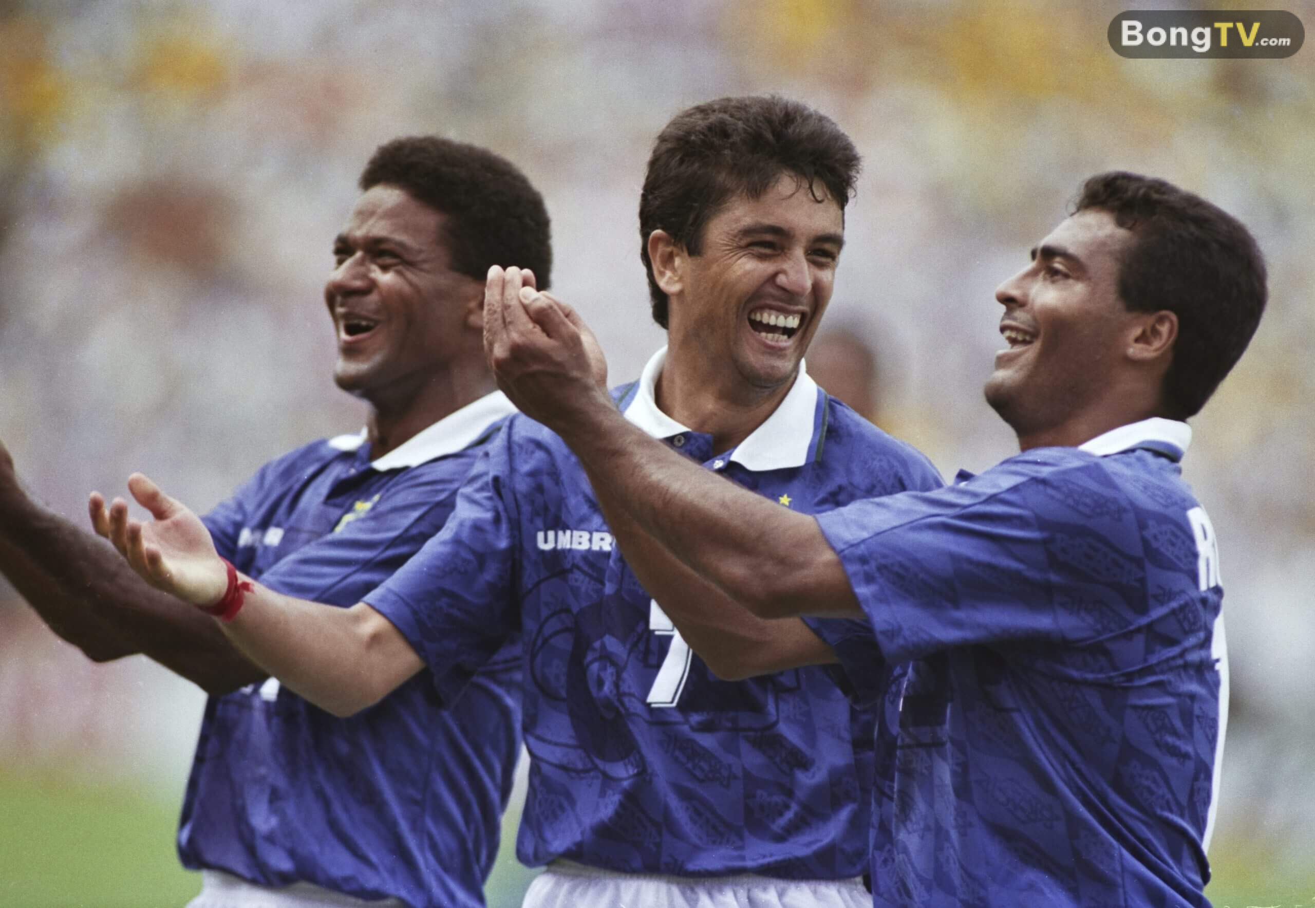 Romario (bên phải) và Bebeto (ở giữa) là cặp đôi ăn ý trên sân, trái ngược với những căng thẳng ngoài đời