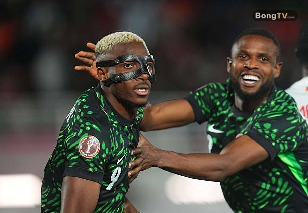 Victor Osimhen khẳng định vai trò thủ lĩnh hàng công Nigeria khi lập cú đúp trong chiến thắng trước Mozambique.