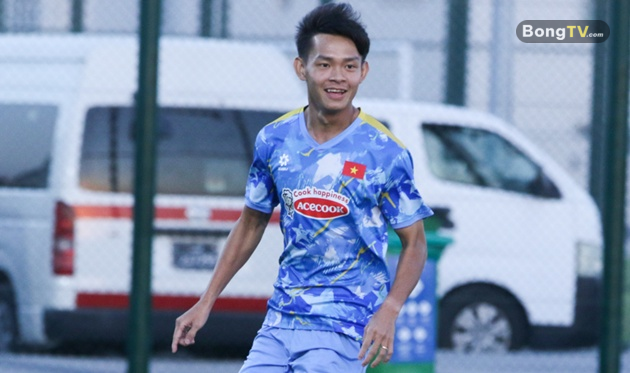 Vĩ Hào về nước điều trị chấn thương.