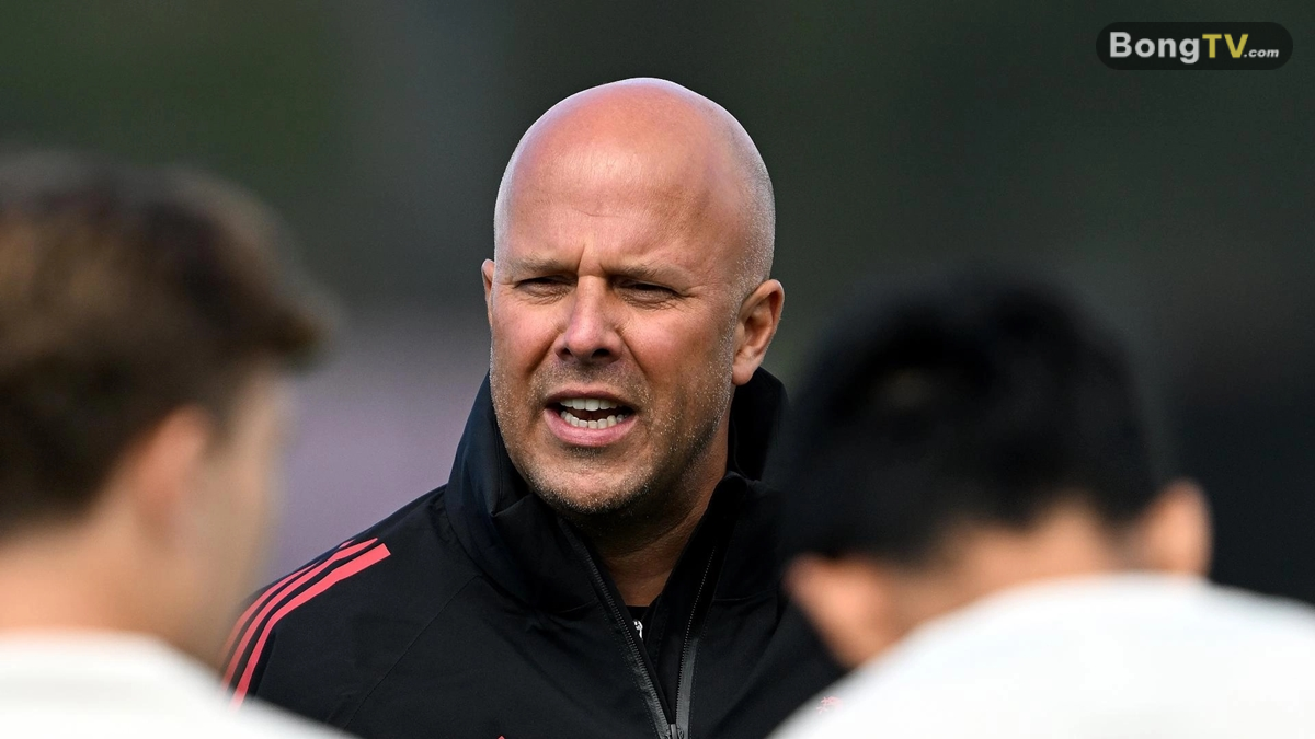 HLV Arne Slot giữ thái độ thận trọng xung quanh thương vụ Marc Guehi.