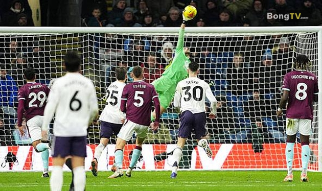 Martin Dubravka gây ấn tượng với những pha cứu thua xuất sắc.