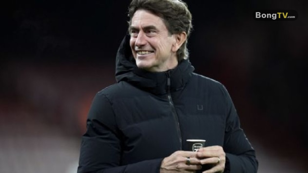 Frank gây chú ý với chiếc cốc có logo Arsenal.