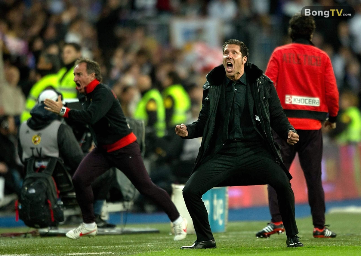 Phản ứng mạnh mẽ của Diego Simeone bên ngoài đường biên.