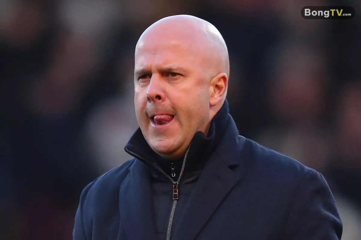 Áp lực lên vai Arne Slot ngày càng lớn.