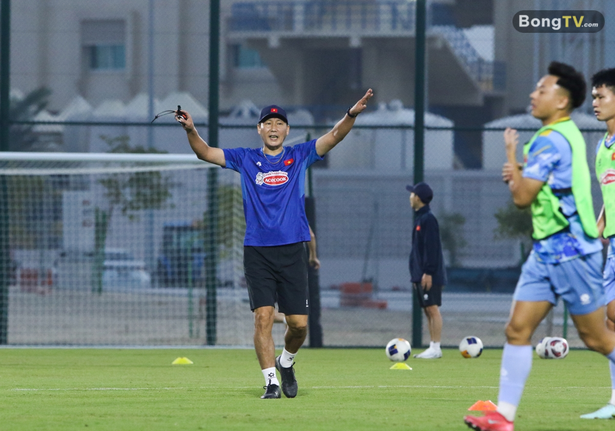 Thầy trò HLV Kim Sang Sik đặt mục tiêu 3 điểm trước Kyrgyzstan. Ảnh: VFF.