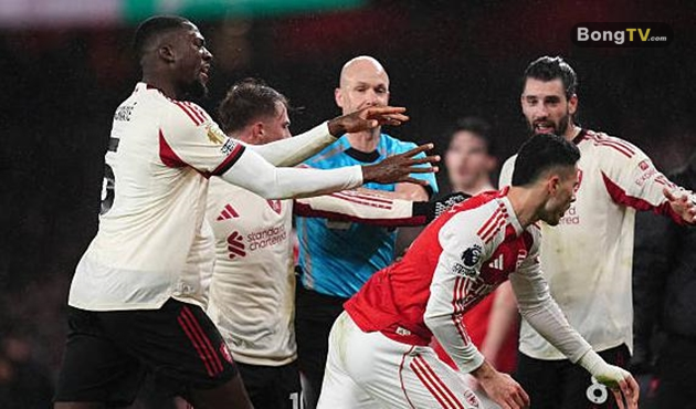 Gabriel Martinelli dính lùm xùm với Conor Bradley sau trận đấu giữa Arsenal và Liverpool.