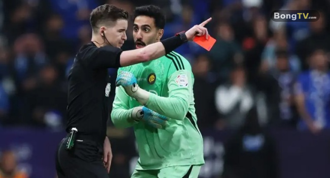 Thẻ đỏ tai hại của Nawaf Alaqidi.