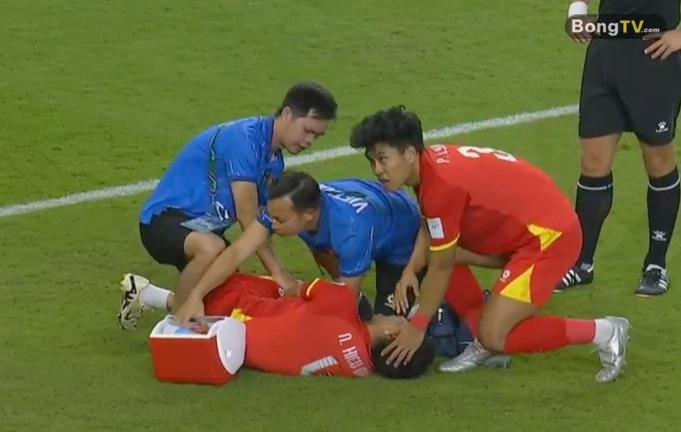 Nguyễn Hiểu Minh đau đớn nằm sân.