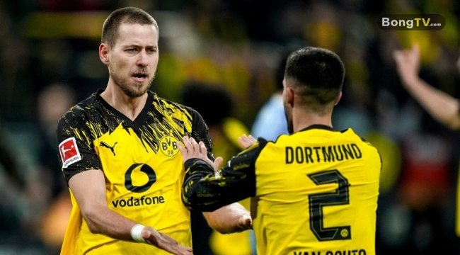 Waldemar Anton ghi bàn cho Dortmund.