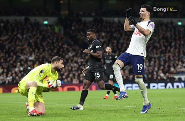 Donnarumma — 6.7: Thủ thành người Ý hẳn đã nghĩ mình sẽ có một trận đấu nhàn hạ nhất mùa giải sau giờ nghỉ, nhưng sang hiệp hai, Donnarumma buộc phải trổ tài cứu thua.

Matheus Nunes — 6.5: Nunes không đóng góp được nhiều khi Man City cầm bóng. Bên phía đối diện, Spurs đã khai thác tốt hành lang này, đặc biệt là những pha dâng cao tấn công của Destiny Udogie.

Marc Guehi — 6.6: HLV Guardiola chắc chắn cho rằng trung vệ của mình đã bị Solanke phạm lỗi trong tình huống dẫn đến bàn thua đầu tiên. Pha chạm bóng đổi hướng không may đó là vết gợn hiếm hoi trong một màn trình diễn đầy chắc chắn của Guehi.

Rayan Aït-Nouri — 6.4: Góp phần nâng tầm chất lượng kỹ thuật cho một tập thể Man City vốn đã quá khéo léo. Một vài pha xử lý bằng chân của anh bên hành lang trái thực sự rất "mượt".

Bernardo Silva (đội trưởng) — 7.4: Đội trưởng của Man City đã thể hiện sự tinh quái và đẳng cấp của mình, điển hình là pha kiến tạo mẫu mực cho Semenyo ghi bàn.

Nico O’Reilly — 6.6:&nbsp; Khả năng chọn vị trí của anh đã gây nhiều khó khăn cho trung vệ lệch phải João Palhinha trong hiệp đầu. Sau khi Guardiola thay người kép giữa hiệp hai, O’Reilly lui về đá hậu vệ trái.

Rayan Cherki — 7.9: Dù có vẻ bị đau nhẹ, Cherki vẫn "nhảy múa" tại Bắc London. Cầu thủ người Pháp mở tỷ số bằng cú sút chính xác, đánh bại Guglielmo Vicario.

Antoine Semenyo — 7.3: Là mối đe dọa thường trực bên hành lang cánh, anh đã dứt điểm lạnh lùng ở tư thế thuận lợi để nhân đôi cách biệt cho Man City.

Erling Haaland — 7.0: Không có nhiều cơ hội dứt điểm, tiếp tục kéo dài cơn hạn hán bàn thắng từ bóng sống tại Ngoại hạng Anh. Trong hiệp một, anh làm lỡ nhịp một vài đợt tấn công của City do ra quyết định kém hoặc xử lý bước cuối cẩu thả.