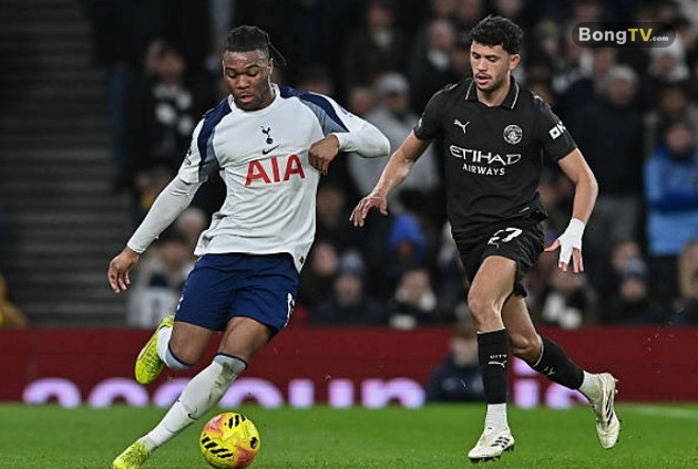 Matheus Nunes — 6.5: Nunes không đóng góp được nhiều khi Man City cầm bóng. Bên phía đối diện, Spurs đã khai thác tốt hành lang này, đặc biệt là những pha dâng cao tấn công của Destiny Udogie.

Marc Guehi — 6.6: HLV Guardiola chắc chắn cho rằng trung vệ của mình đã bị Solanke phạm lỗi trong tình huống dẫn đến bàn thua đầu tiên. Pha chạm bóng đổi hướng không may đó là vết gợn hiếm hoi trong một màn trình diễn đầy chắc chắn của Guehi.

Rayan Aït-Nouri — 6.4: Góp phần nâng tầm chất lượng kỹ thuật cho một tập thể Man City vốn đã quá khéo léo. Một vài pha xử lý bằng chân của anh bên hành lang trái thực sự rất "mượt".

Bernardo Silva (đội trưởng) — 7.4: Đội trưởng của Man City đã thể hiện sự tinh quái và đẳng cấp của mình, điển hình là pha kiến tạo mẫu mực cho Semenyo ghi bàn.

Nico O’Reilly — 6.6:&nbsp; Khả năng chọn vị trí của anh đã gây nhiều khó khăn cho trung vệ lệch phải João Palhinha trong hiệp đầu. Sau khi Guardiola thay người kép giữa hiệp hai, O’Reilly lui về đá hậu vệ trái.

Rayan Cherki — 7.9: Dù có vẻ bị đau nhẹ, Cherki vẫn "nhảy múa" tại Bắc London. Cầu thủ người Pháp mở tỷ số bằng cú sút chính xác, đánh bại Guglielmo Vicario.

Antoine Semenyo — 7.3: Là mối đe dọa thường trực bên hành lang cánh, anh đã dứt điểm lạnh lùng ở tư thế thuận lợi để nhân đôi cách biệt cho Man City.

Erling Haaland — 7.0: Không có nhiều cơ hội dứt điểm, tiếp tục kéo dài cơn hạn hán bàn thắng từ bóng sống tại Ngoại hạng Anh. Trong hiệp một, anh làm lỡ nhịp một vài đợt tấn công của City do ra quyết định kém hoặc xử lý bước cuối cẩu thả.