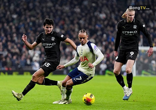 Marc Guehi — 6.6: HLV Guardiola chắc chắn cho rằng trung vệ của mình đã bị Solanke phạm lỗi trong tình huống dẫn đến bàn thua đầu tiên. Pha chạm bóng đổi hướng không may đó là vết gợn hiếm hoi trong một màn trình diễn đầy chắc chắn của Guehi.

Rayan Aït-Nouri — 6.4: Góp phần nâng tầm chất lượng kỹ thuật cho một tập thể Man City vốn đã quá khéo léo. Một vài pha xử lý bằng chân của anh bên hành lang trái thực sự rất "mượt".

Bernardo Silva (đội trưởng) — 7.4: Đội trưởng của Man City đã thể hiện sự tinh quái và đẳng cấp của mình, điển hình là pha kiến tạo mẫu mực cho Semenyo ghi bàn.

Nico O’Reilly — 6.6:&nbsp; Khả năng chọn vị trí của anh đã gây nhiều khó khăn cho trung vệ lệch phải João Palhinha trong hiệp đầu. Sau khi Guardiola thay người kép giữa hiệp hai, O’Reilly lui về đá hậu vệ trái.

Rayan Cherki — 7.9: Dù có vẻ bị đau nhẹ, Cherki vẫn "nhảy múa" tại Bắc London. Cầu thủ người Pháp mở tỷ số bằng cú sút chính xác, đánh bại Guglielmo Vicario.

Antoine Semenyo — 7.3: Là mối đe dọa thường trực bên hành lang cánh, anh đã dứt điểm lạnh lùng ở tư thế thuận lợi để nhân đôi cách biệt cho Man City.

Erling Haaland — 7.0: Không có nhiều cơ hội dứt điểm, tiếp tục kéo dài cơn hạn hán bàn thắng từ bóng sống tại Ngoại hạng Anh. Trong hiệp một, anh làm lỡ nhịp một vài đợt tấn công của City do ra quyết định kém hoặc xử lý bước cuối cẩu thả.