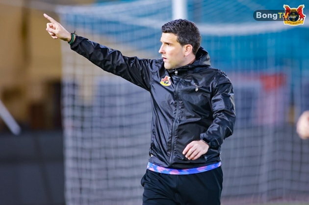 HLV Albadalejo đối diện nguy cơ bị VFF kỷ luật. Ảnh: CLB Ninh Bình