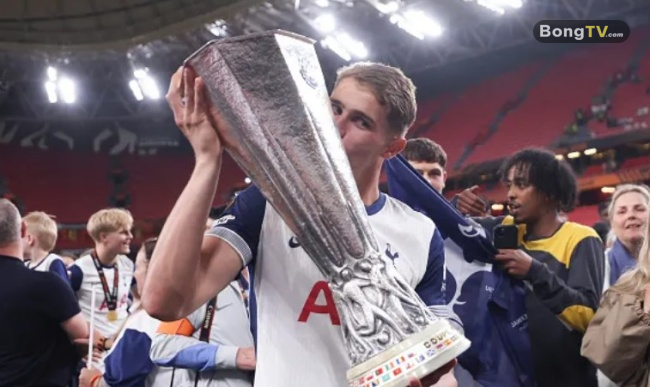 Van de Ven bên cạnh danh hiệu Europa League.