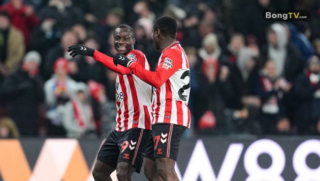 Sunderland thắng thuyết phục Burnley.