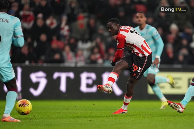 Habib Diarra tỏa sáng cho Sunderland.